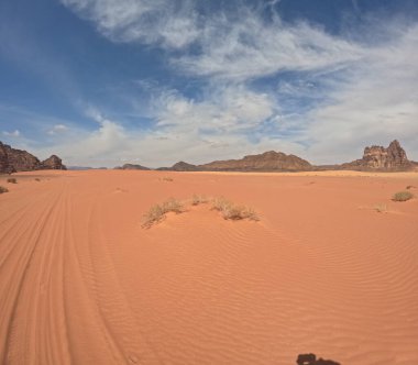 Wadi Rum Çölü Ürdün. Kızıl çöl ve Jabal Al Qattar dağı. Yıldız Savaşları, Arabistanlı Lawrence filmlerinin çekildiği ünlü filmler..