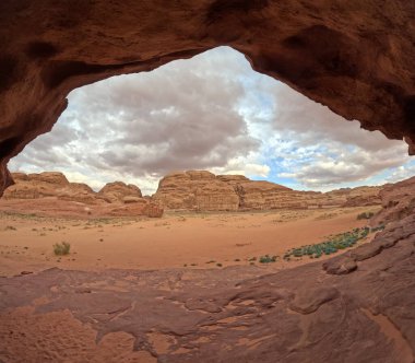 Wadi Rum Çölü Ürdün. Kızıl çöl ve Jabal Al Qattar dağı. Yıldız Savaşları, Arabistanlı Lawrence filmlerinin çekildiği ünlü filmler..