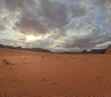 Wadi Rum Çölü Ürdün. Kızıl çöl ve Jabal Al Qattar dağı. Yıldız Savaşları, Arabistanlı Lawrence filmlerinin çekildiği ünlü filmler..