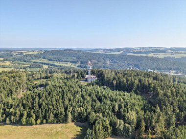 Zdar nad Sazavou yakınlarındaki Harusuv Vrch 'da bulunan televizyon vericisinin hava manzarası yayın altyapısını, iletim kulesini ve Vysocina manzarasını gösteriyor.