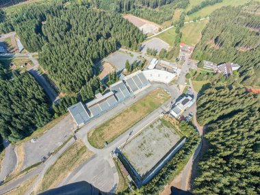 Yaz boyunca Nove Mesto na Morave 'deki geniş spor tesisleri ve atletizm pistlerinin hava manzarası, açık hava altyapısı, eğitim tesisleri ve Vysocina bölgesindeki manzara