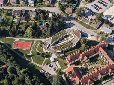 Şehir merkezini, yerleşim yerlerini ve Vysocina bölgesinin çevresini gösteren Nove Mesto na Morave 'nin hava manzarası kentsel yerleşim ve doğal ortamları vurguluyor.