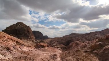 Wadi Rum Çölü, Ürdün. Kızıl çöl ve Jabal Al Qattar dağı. Çekimlerin yapıldığı ünlü filmler, Yıldız Savaşları, Arabistanlı Lawrence. Ürdün yolunda yürüyorum.