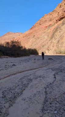 Wadi Rum Çölü, Ürdün. Kızıl çöl ve Jabal Al Qattar dağı. Çekimlerin yapıldığı ünlü filmler, Yıldız Savaşları, Arabistanlı Lawrence. Ürdün yolunda yürüyorum.