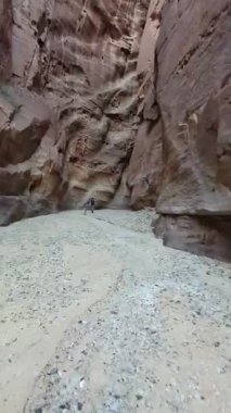 Wadi Rum Çölü, Ürdün. Kızıl çöl ve Jabal Al Qattar dağı. Çekimlerin yapıldığı ünlü filmler, Yıldız Savaşları, Arabistanlı Lawrence. Ürdün yolunda yürüyorum.