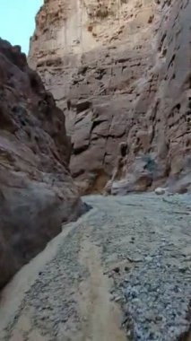 Wadi Rum Çölü, Ürdün. Kızıl çöl ve Jabal Al Qattar dağı. Çekimlerin yapıldığı ünlü filmler, Yıldız Savaşları, Arabistanlı Lawrence. Ürdün yolunda yürüyorum.