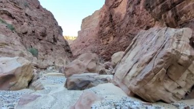 Wadi Rum Çölü, Ürdün. Kızıl çöl ve Jabal Al Qattar dağı. Çekimlerin yapıldığı ünlü filmler, Yıldız Savaşları, Arabistanlı Lawrence. Ürdün yolunda yürüyorum.
