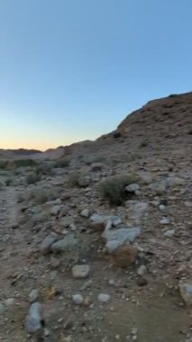 Wadi Rum Çölü, Ürdün. Kızıl çöl ve Jabal Al Qattar dağı. Çekimlerin yapıldığı ünlü filmler, Yıldız Savaşları, Arabistanlı Lawrence. Ürdün yolunda yürüyorum.