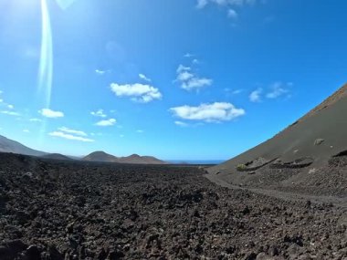 Lanzarote 'deki Timanfaya Ulusal Parkı' nın güzel panoramik manzarası volkanik araziyi, lav alanlarını ve doğal çevreyi belgeliyor.