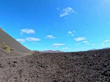 Lanzarote 'deki Timanfaya Ulusal Parkı' nın güzel panoramik manzarası volkanik araziyi, lav alanlarını ve doğal çevreyi belgeliyor.