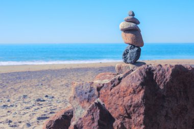 Plajda kayalar Dengeleme