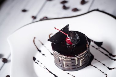 Beyaz tabakta çikolatalı pasta.