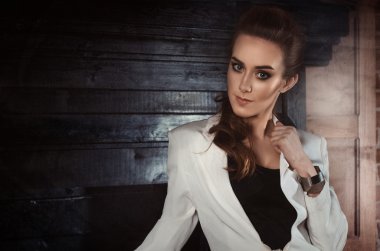 şömine bir beyaz ceket, siyah arka planda bir güzel genç şık ve moda kız portresi