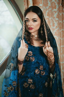 geleneksel Çin kıyafeti pencereden Hint ayakta çekici kadın