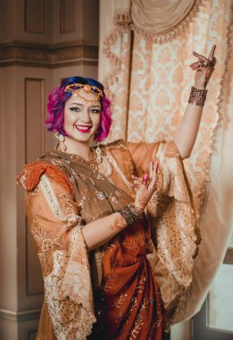Geleneksel Bharatanatyam dans dans sarı bir sari güzel Hintli kadın