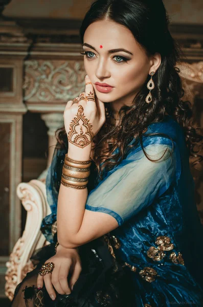 Retrato de uma bela mulher em vestido indiano tradicional chinês, com as mãos pintadas com henna mehendi . — Fotografia de Stock