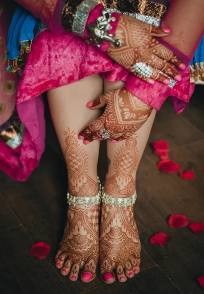 Primer plano de los pies de una novia india decorada con henna . — Foto de Stock
