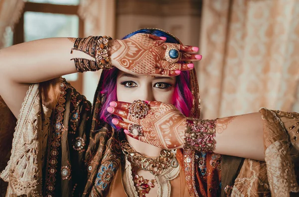 Retrato de una hermosa mujer joven en vestido étnico tradicional indio y patrones nacionales pintados en las manos, mehendi — Foto de Stock