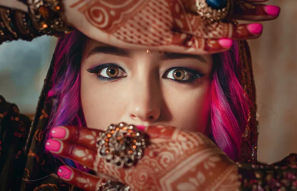 Retrato de una hermosa mujer joven en vestido étnico tradicional indio y patrones nacionales pintados en las manos, mehendi — Foto de Stock