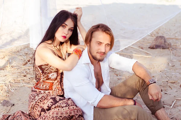 woode sahilde kum üzerinde oturan güzel genç Çift