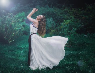 Güzel ince kahverengi saçlı genç kız ile uzun kıvırcık volosv