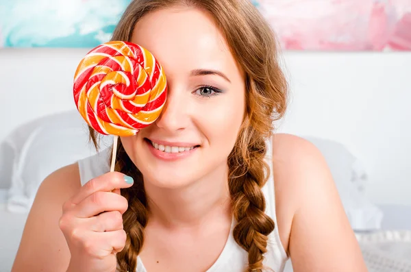 Retrato de um feliz, alegre, jovem loira está segurando um bi — Fotografia de Stock