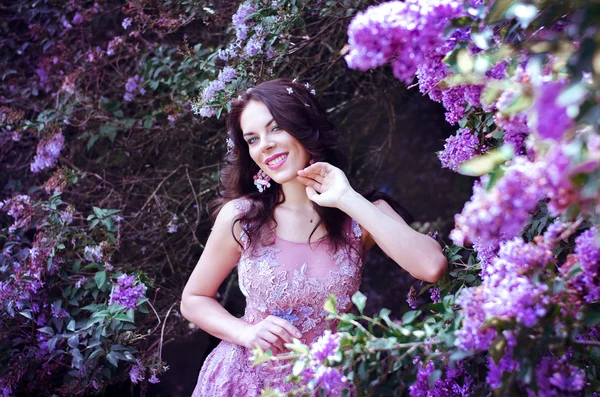 조지아에서 분홍색 드레스 서에서 검은 머리와 아름 다운 여자 — 스톡 사진