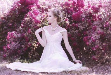 tatlı, çekici, nazik, romantik, duygusal romantik bir kız