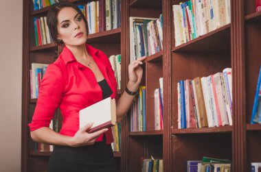 güzel kahverengi saçlı kadın nea ayakta ofis kıyafet