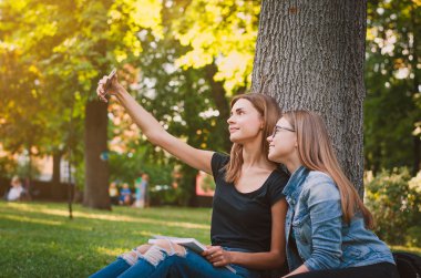 selfie yaparken bir parkta iki mutlu öğrenciler