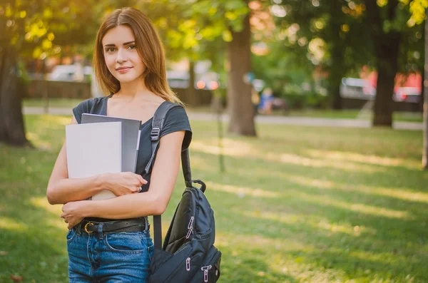 Studentessa felice con uno zaino in un parco cittadino — Foto Stock