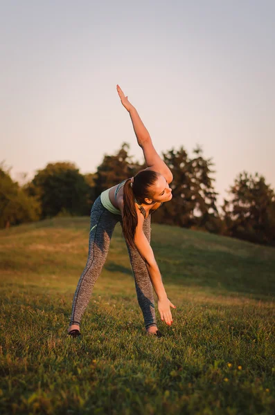 Çekici genç fitness kadın parkta eğitim. O geçici bir — Stok fotoğraf