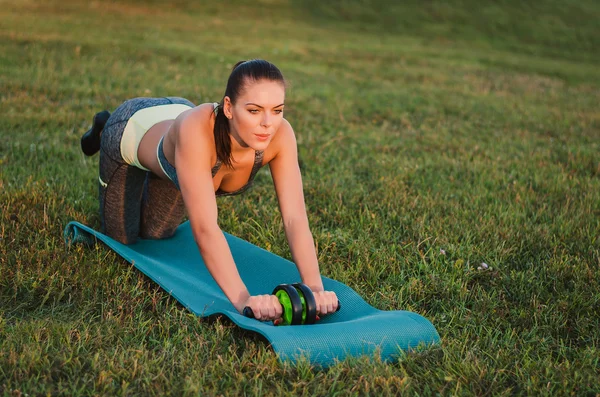 Fitness, sport, training en mensen concept - lachende vrouw doin — Stockfoto