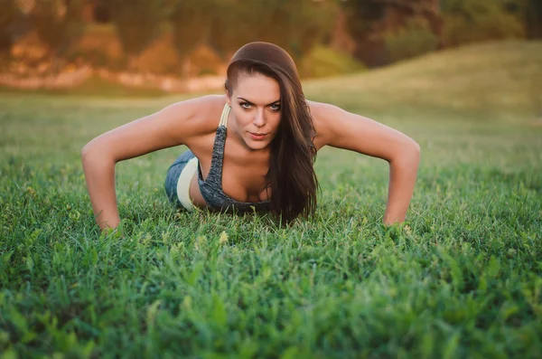 Fitness, esporte, treinamento e pessoas conceito-mulher fazendo flexões — Fotografia de Stock