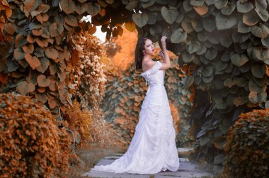 sonbahar Bahçe beyaz bir elbiseyle, gelini yürüyüş güzel kız