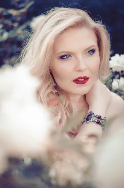 Portrait of a beautiful blonde with a curvy shape, red lips and blue eyes in the bright magnificent dress. Bride on the walk — Stok fotoğraf