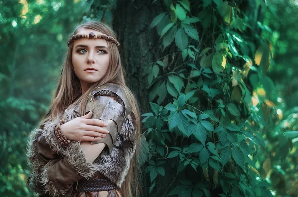 Mujer cazadora con un arco en la mano en el bosque. Amazonas con un arco en las manos del bosque . — Foto de Stock
