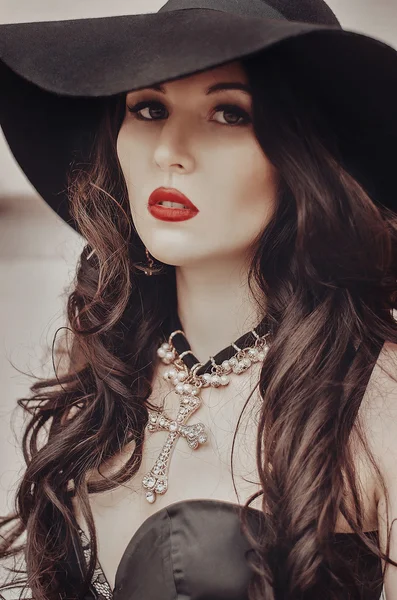 Portrait of a beautiful girl in a black hat, Italian-style — Stok fotoğraf