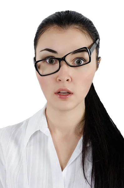 Surprise, jeune femme folle tenant des lunettes et regardant de plus près. Fond blanc. Plan studio — Photo