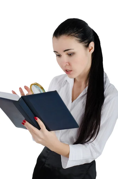 Iş kadını kitap büyüteç ile beyaz bir arka plan üzerinde seyir. — Stok fotoğraf