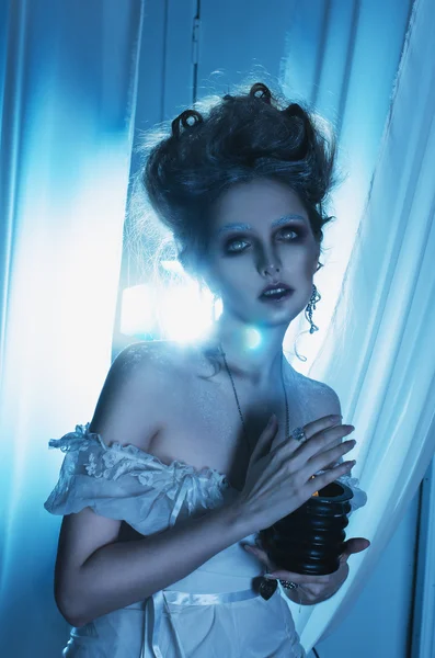 Bela menina fantasma, bruxa, noiva morta em um vestido branco com penteado vintage. Estúdio — Fotografia de Stock