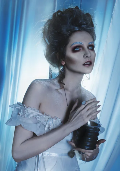Όμορφο κορίτσι φάντασμα, μάγισσα, νεκρή νύφη σε ένα λευκό φόρεμα με ρετρό χτένισμα. Studio που γυρίστηκε — Φωτογραφία Αρχείου