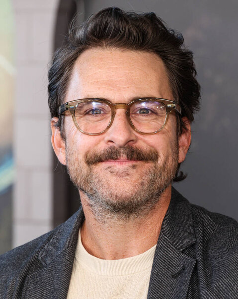 Американский актер, сценарист и продюсер Чарли Дэй прибывает на премьеру фильма Netflix "Франкенштейн", состоявшуюся в Музее киноакадемии 6 октября 2025 года в Миракл Майл, Лос-Анджелес, Калифорния, США.