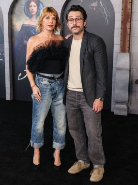 Amerikalı aktris Mary Elizabeth Ellis ve eşi Amerikalı aktör, yazar ve yapımcı Charlie Day, 6 Ekim 2025 'te Miracle Mile, LA, CA, ABD' deki Academy Museum of Motion Pictures 'ta düzenlenen Netflix' in 'Frankenstein' ının Los Angeles Premiere 'ine geldiler..