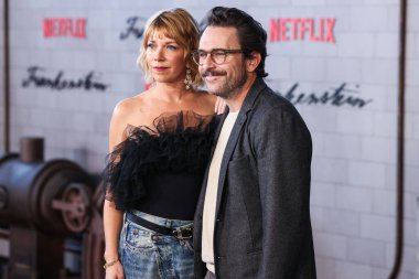 Amerikalı aktris Mary Elizabeth Ellis ve eşi Amerikalı aktör, yazar ve yapımcı Charlie Day, 6 Ekim 2025 'te Miracle Mile, LA, CA, ABD' deki Academy Museum of Motion Pictures 'ta düzenlenen Netflix' in 'Frankenstein' ının Los Angeles Premiere 'ine geldiler..