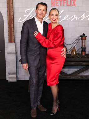 Amerikalı film yapımcısı Scott Stuber ve eşi, Amerikalı manken ve aktris Molly Sims, Netflix 'in 6 Ekim 2025' te Miracle Mile, LA, CA, ABD 'deki Academy Museum of Motion Pictures' daki 'Frankenstein' ının Los Angeles galasına geldiler..