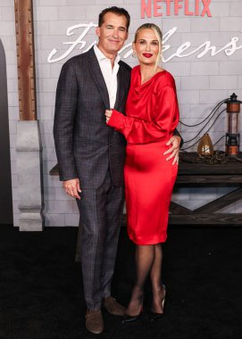 Amerikalı film yapımcısı Scott Stuber ve eşi, Amerikalı manken ve aktris Molly Sims, Netflix 'in 6 Ekim 2025' te Miracle Mile, LA, CA, ABD 'deki Academy Museum of Motion Pictures' daki 'Frankenstein' ının Los Angeles galasına geldiler..