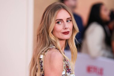 JW Anderson 'ı giyen Justine Lupe, Netflix' in 