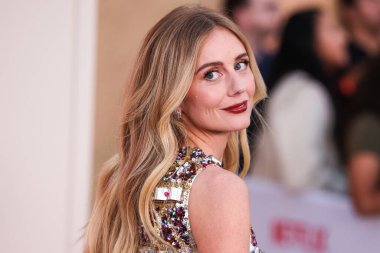 JW Anderson 'ı giyen Justine Lupe, Netflix' in 