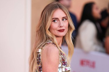 JW Anderson 'ı giyen Justine Lupe, Netflix' in 